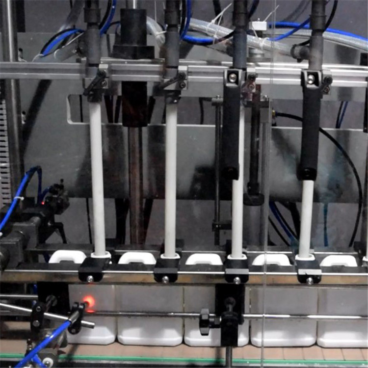 söövitav vedeliku täitmise masin